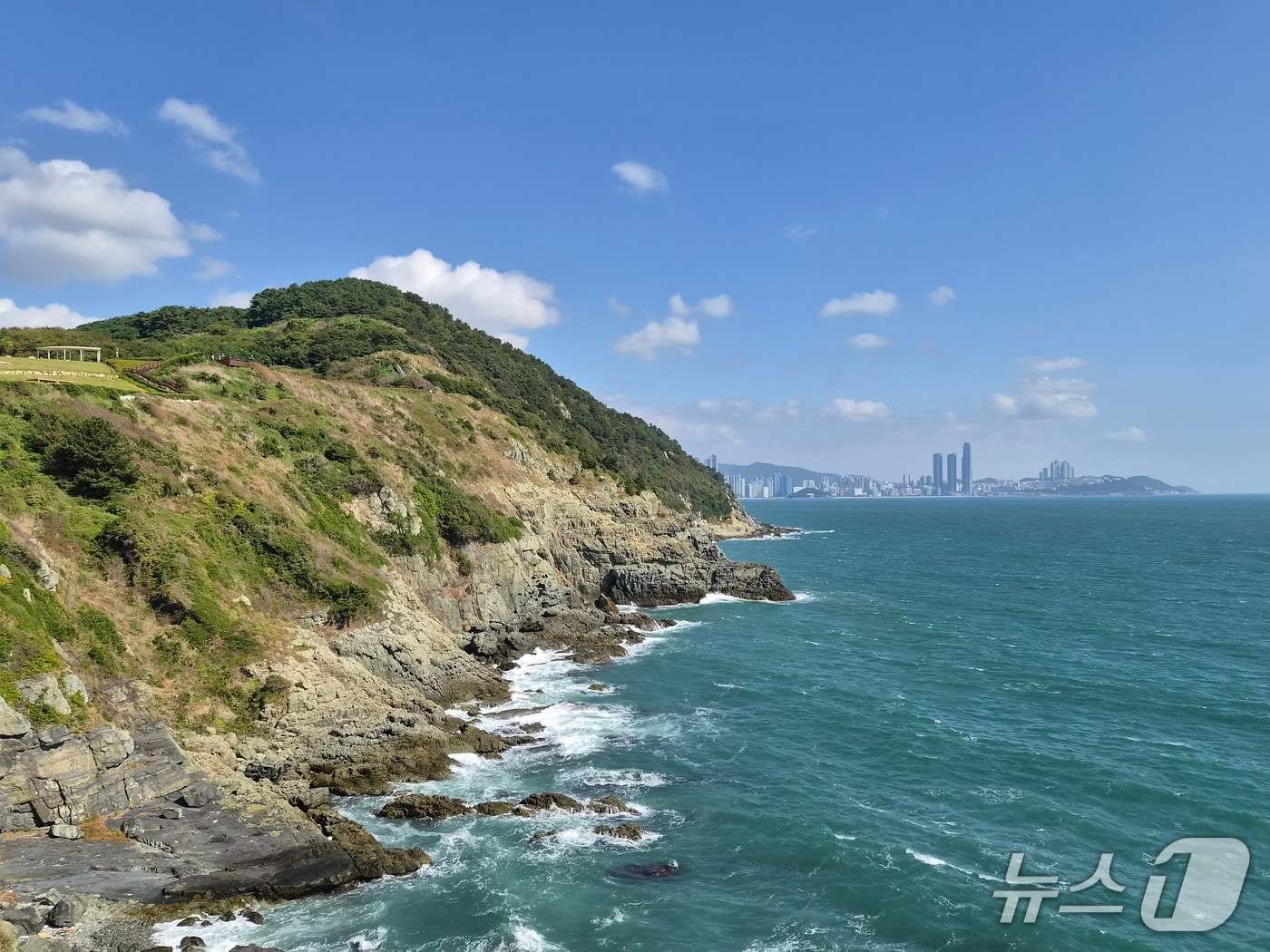 20일 오전 오륙도 스카이워크 인근에서 본 이기대 모습. 이날 날씨는 멀리 부산 해운대구 동백섬 내 누리마루와 시그니엘 부산이 보일 정도로 화창했다. 2026.9.20 ⓒ 뉴스1 임순택 기자