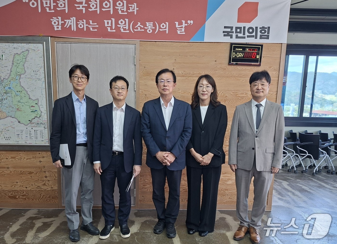 대구·경북 치과계와 학계가 19일 국립치의학연구원 대구 유치를 위해 국회 이만희 보건복지위원장을 찾아 공정한 입지 선정 절차를 요청했다. (대구치과의사회 제공. 재판매 및 DB 금지)2026.9.19/뉴스1
