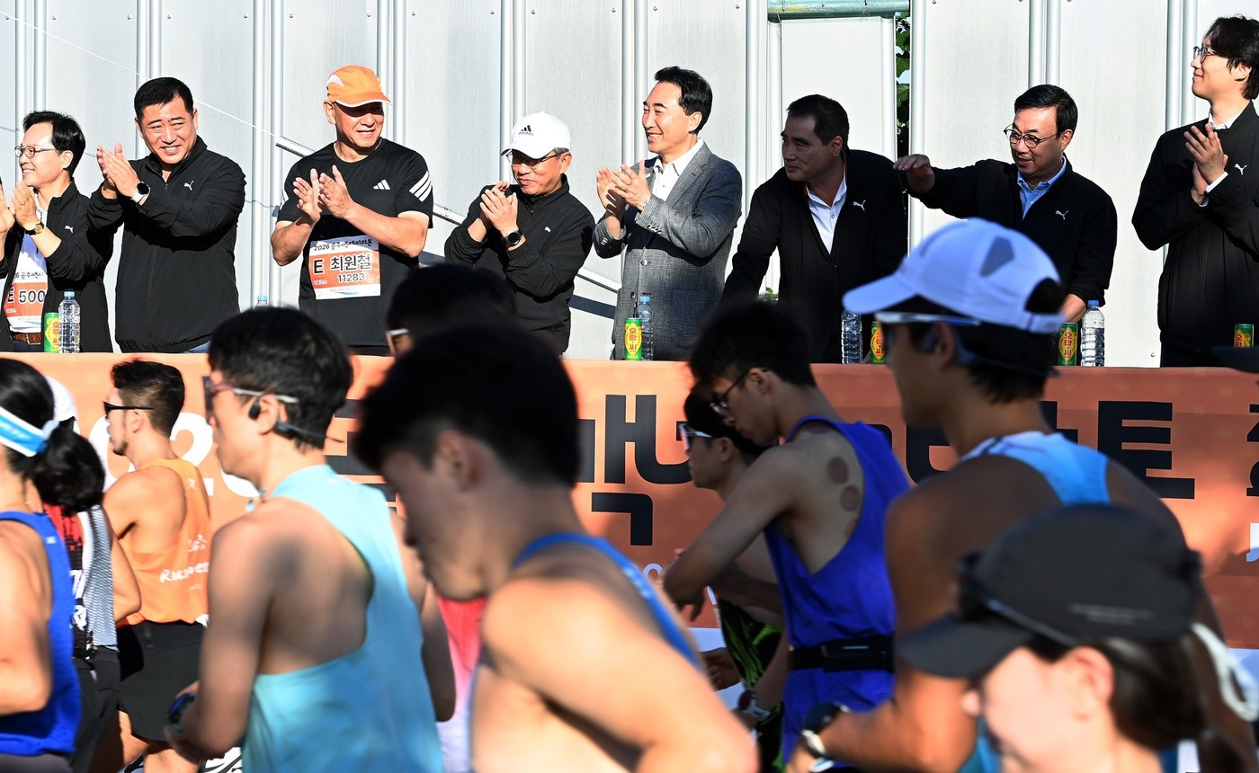 박수현 충남지사(윗줄 가운데)가 '2026 공주백제마라톤' 참가자들을 응원하고 있다.(도 제공. 재판매 및 DB 금지)/뉴스1