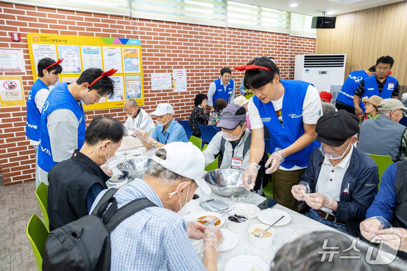 현대글로비스 직원들이 서울시 구로구 구로노인종합족지관에서 어르신들과 함께 송편 만들기를 하는 모습. (현대글로비스 제공)
