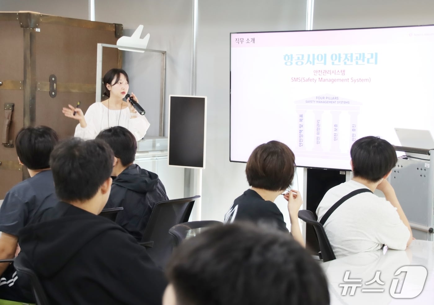 지난 18일 트리니티항공이 국립항공박물관에서 서울 송정중학교 학생들을 대상으로 항공 진로 교육 강연을 진행하고 있다.(트리니티항공 제공)