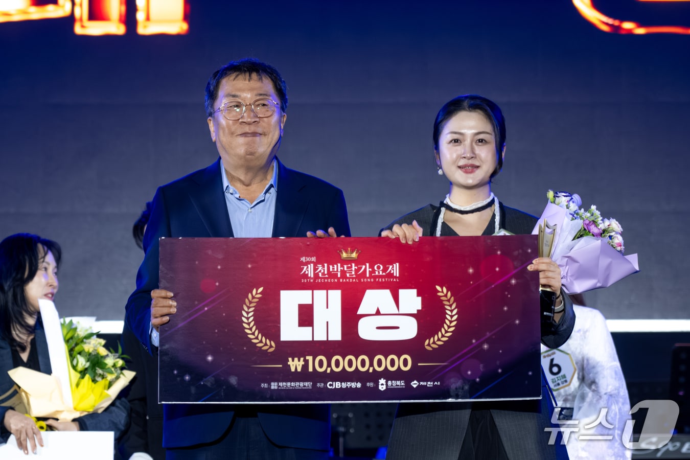 양지은의 '그 강을 건너지마오'를 부른 김여주 씨가 30회 제천박달가요제'에서 대상을 차지했다.(제천문화관광재단 제공. 재판매 및 DB 금지) /뉴스1 