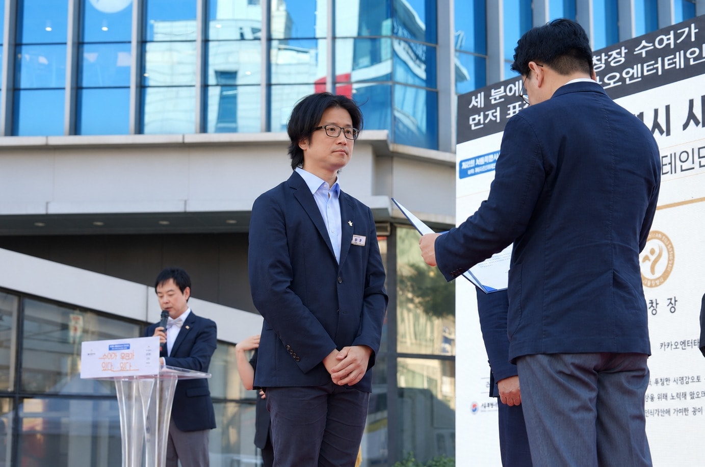 이호준 카카오엔터테인먼트 대외법무총괄이 지난 19일 서울 신촌 연세로에서 열린 '제 21회 서울특별시수어문화제 with 카카오엔터테인먼트, 카카오' 기념식에서 서울특별시 시장 표창을 받고 있다. (카카오엔터 제공)