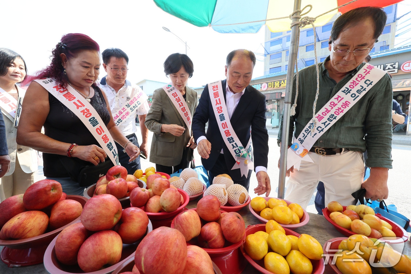 한득수 전북 임실군수가 임실시장에서 장보기 행사를 갖고 있다.(임실군 제공, 재판매 및 DB 금지)2026.9.21/뉴스1