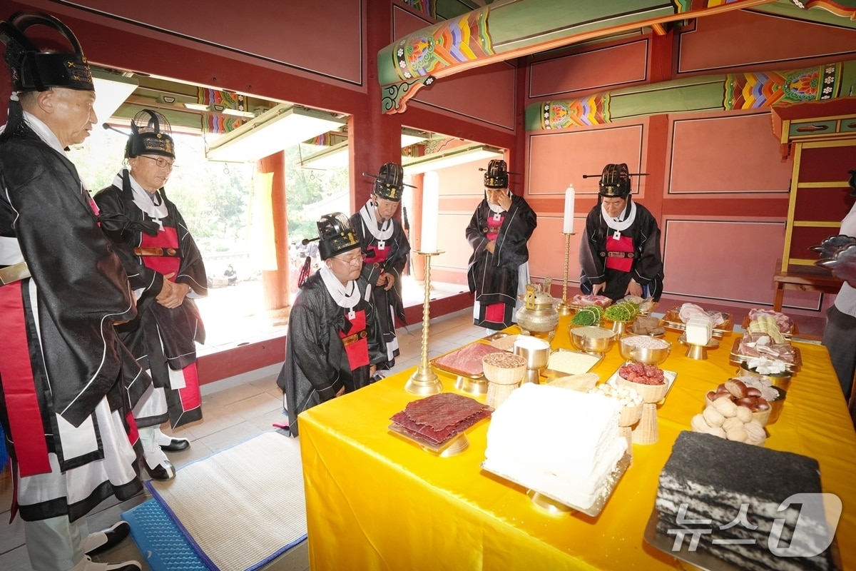 숭렬전 추계 제향에서 박관열 시장이 초헌관을 맡아 제례를 올리고 있는 모습.(광주시 제공)