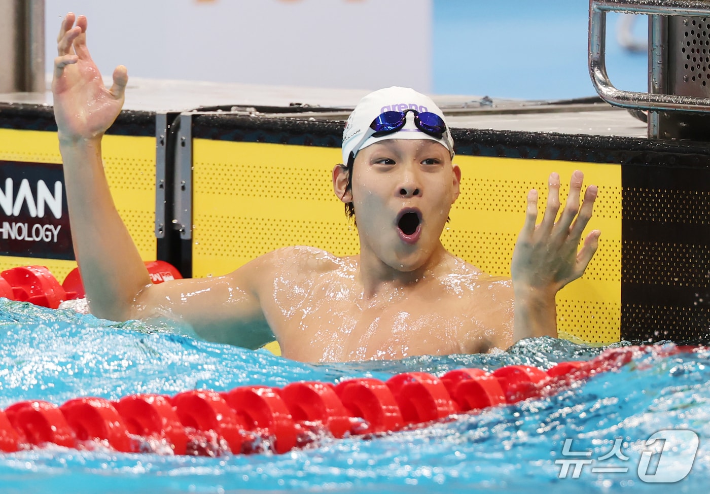 김영범이 21일 일본 도쿄 아쿠아틱스센터에서 열린 2026 아이치·나고야 아시안게임 수영 경영 남자 자유형 50m 예선에서 조1위로 들어온 뒤 기뻐하고 있다. 이날 김영범은 21초71로 종전 아시안게임 기록을 넘어서며, 가장 빠른 기록으로 결선에 진출했다. 2026.9.21 ⓒ 뉴스1 김민지 기자