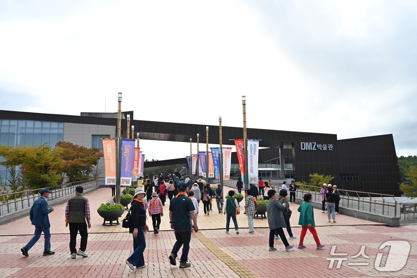 강원도 고성 DMZ 박물관을 구경하는 모습.(전남광주 남구 제공. 재판매 및 DB 금지)