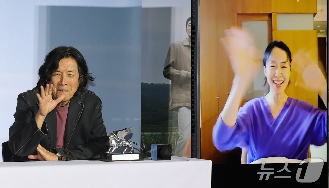 이창동 감독(왼쪽)이 21일 서울 용산구 CGV용산아이파크몰에서 열린 넷플릭스 영화 ‘가능한 사랑’ 기자간담회에서 연극으로 참석하지 못한 전도연과 화상으로 인사를 나누고 있다. ‘가능한 사랑’은 해고 노동자 부부와 다큐멘터리 감독 부부가 다큐멘터리 제작을 위해 만나 서로 다른 삶과 숨은 욕망을 마주하는 이야기를 그린 작품이다. 이창동 감독은 ‘가능한 사랑’으로 지난 12일(현지 시각) 이탈리아 베네치아에서 열린 제83회 베니스국제영화제에서 은사자상 심사위원상을 수상했다. 2026.9.21 ⓒ 뉴스1 권현진 기자