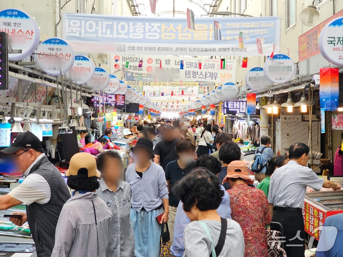 21일 창원시 마산어시장이 제수를 사기 위한 시민들로 북적이고 있다. 2026.9.21 ⓒ 뉴스1 박민석 기자