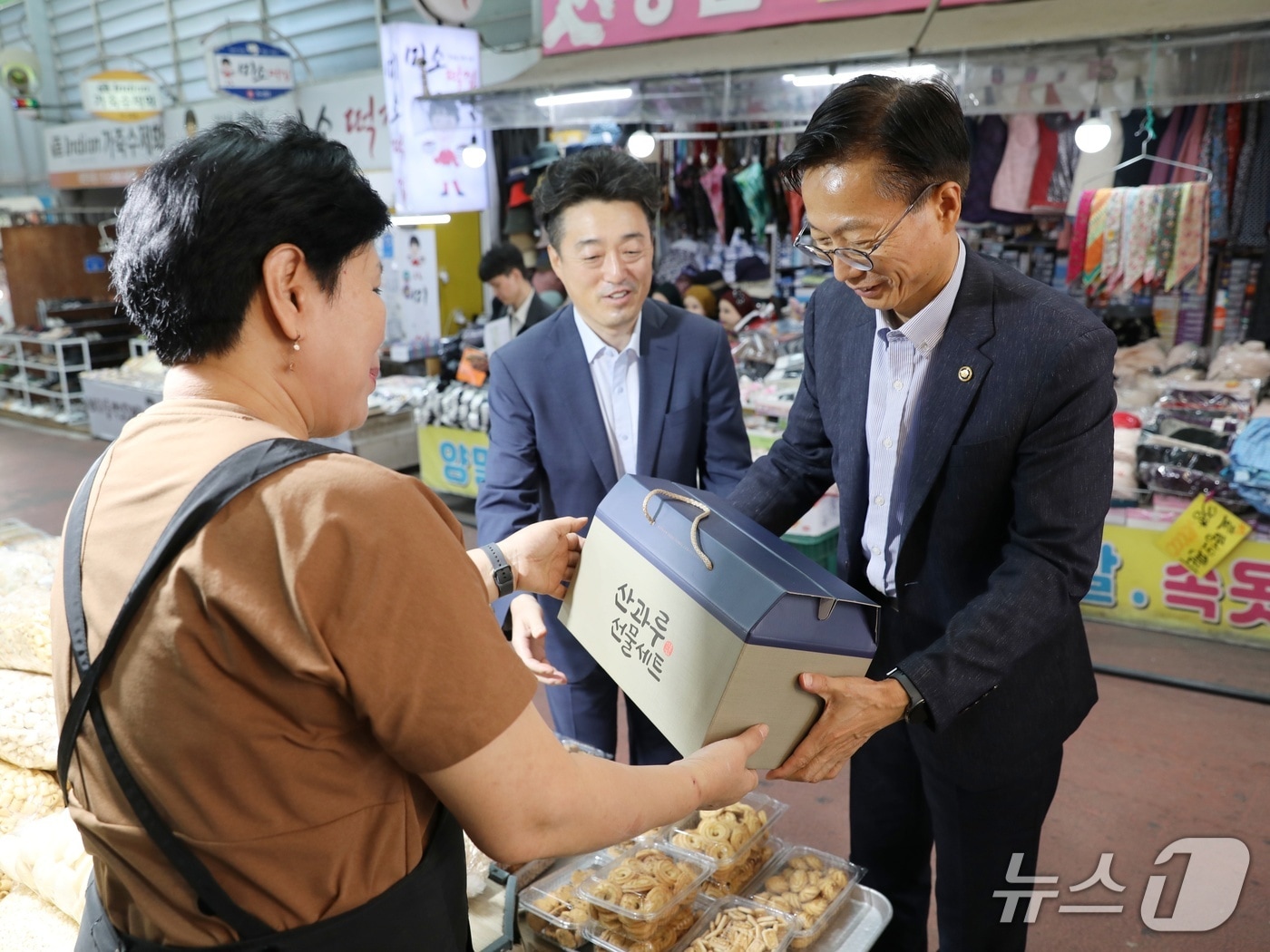 김용선 지식재산처장(왼쪽 3번째)이 대전 중리전통시장(대전 대덕구)에서 온누리 상품권으로 명절 제수용품을 구매하고 있다.(지식재산처 제공. 재판매 및 DB금지) /뉴스1