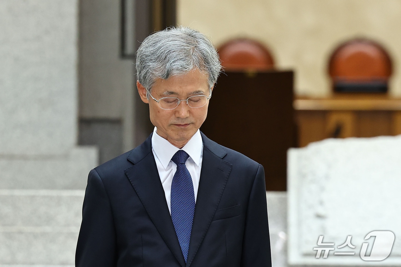 조희대 대법원장이 21일 서울 서초구 대법원에서 열린 김성수 신임 대법관 취임식에서 묵념을 하고 있다. (공동취재) 2026.9.21 ⓒ 뉴스1 이광호 기자