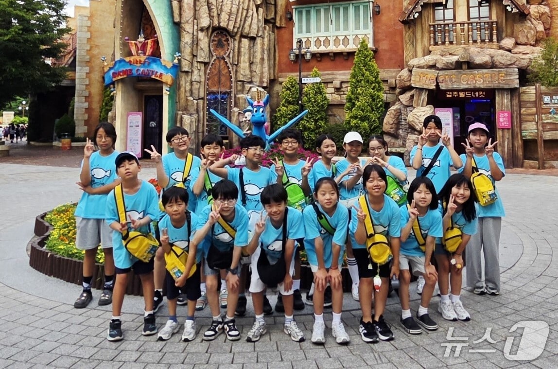 경북교육청은 21일 의성지역 여름방학 초등돌봄·교육 프로그램 만족도를 조사한 결과 학생 97.6%, 학부모 98.2%가 긍정적으로 평가했다.사진은 의성초교 현장체험(경북교육청 제공. 재판매 및 DB금지) ⓒ 뉴스1 김대벽 기자