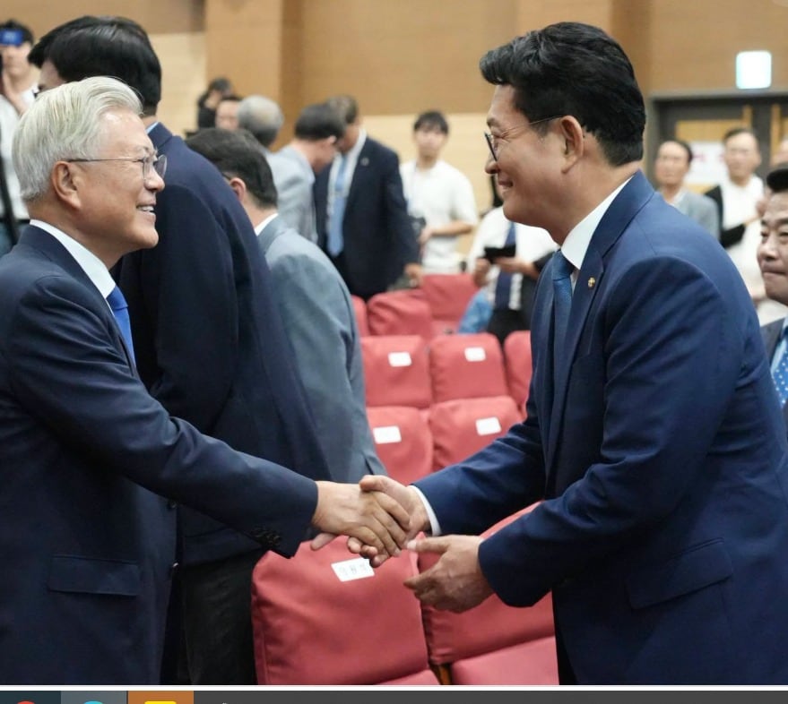 지난 19일 국회에서 열린 '9·19 평양공동선언 및 남북군사합의 8주년' 기념식에서 문재인 전 대통령과 악수하고 있는 송영길 더불어민주당 의원. (SNS 갈무리. 재판매 및 DB 금지) ⓒ 뉴스1