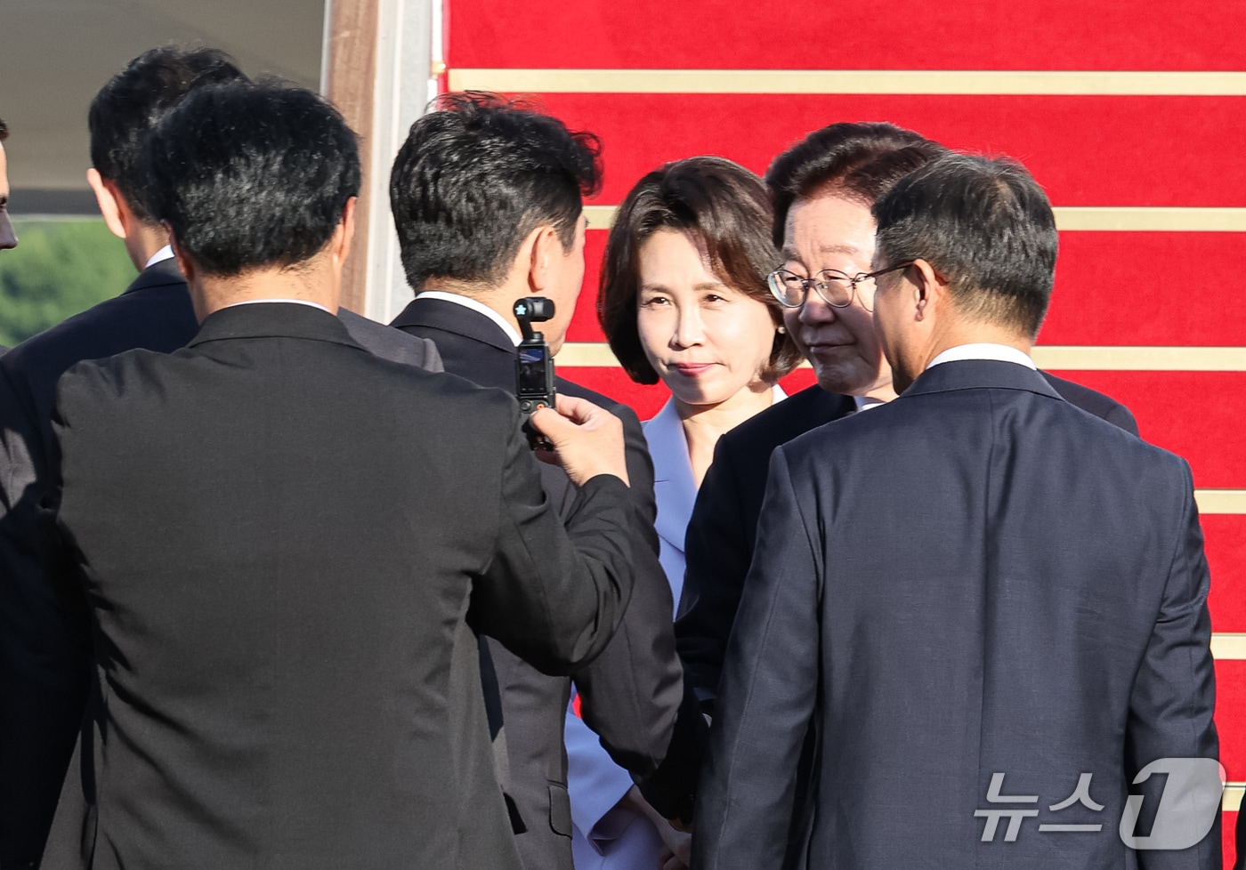 이재명 대통령이 21일 미국 뉴욕에서 열리는 유엔총회 참석을 위해 경기 성남 서울공항을 통해 출국하며 강훈식 비서실장과 인사를 나누고 있다. 2026.9.21 ⓒ 뉴스1 허경 기자