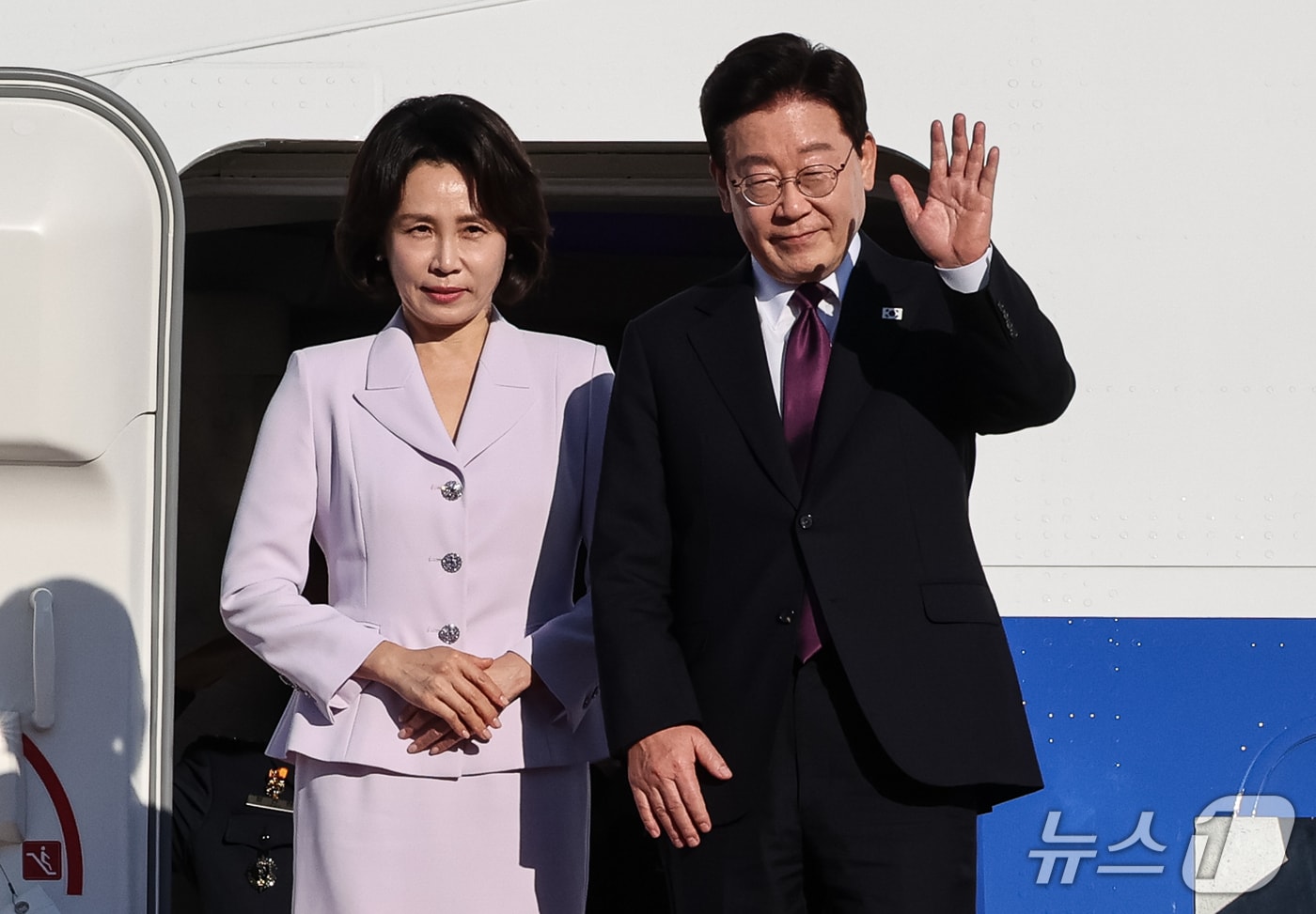 이재명 대통령과 김혜경 여사가 지난 21일 미국 뉴욕에서 열리는 유엔총회 참석을 위해 경기 성남 서울공항을 통해 출국하며 인사하고 있다. 2026.9.21 ⓒ 뉴스1 허경 기자