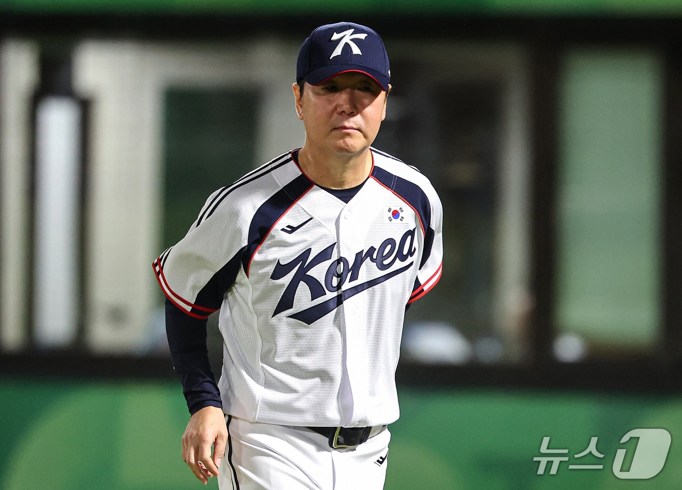 21일 일본 아이치현 오카자키 중앙종합공원 야구장에서 열린 2026 아이치·나고야 아시안게임 야구 조별리그 1차전 대한민국과 대만의 경기, 대한민국 류지현 감독이 7회말 심판과 대화 후 더그아웃으로 들어가고 있다. 2026.9.21 ⓒ 뉴스1 김도우 기자