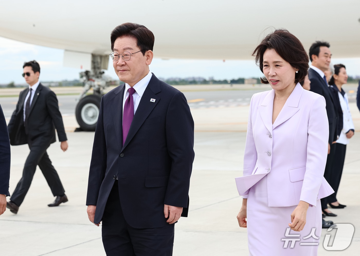 이재명 대통령과 김혜경 여사가 21일(현지시간) 유엔 총회 참석을 위해 미국 뉴욕 JFK 공항에 도착하고 있다. 2026.9.22 ⓒ 뉴스1 허경