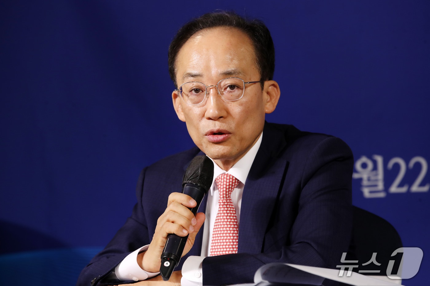 추경호 대구시장이 지난 22일 대구 남구 이천동 대구아트파크에서 열린 아시아포럼21 초청 토론회에서 취재진 질문에 답하고 있다. 2026.9.22 ⓒ 뉴스1 공정식 기자