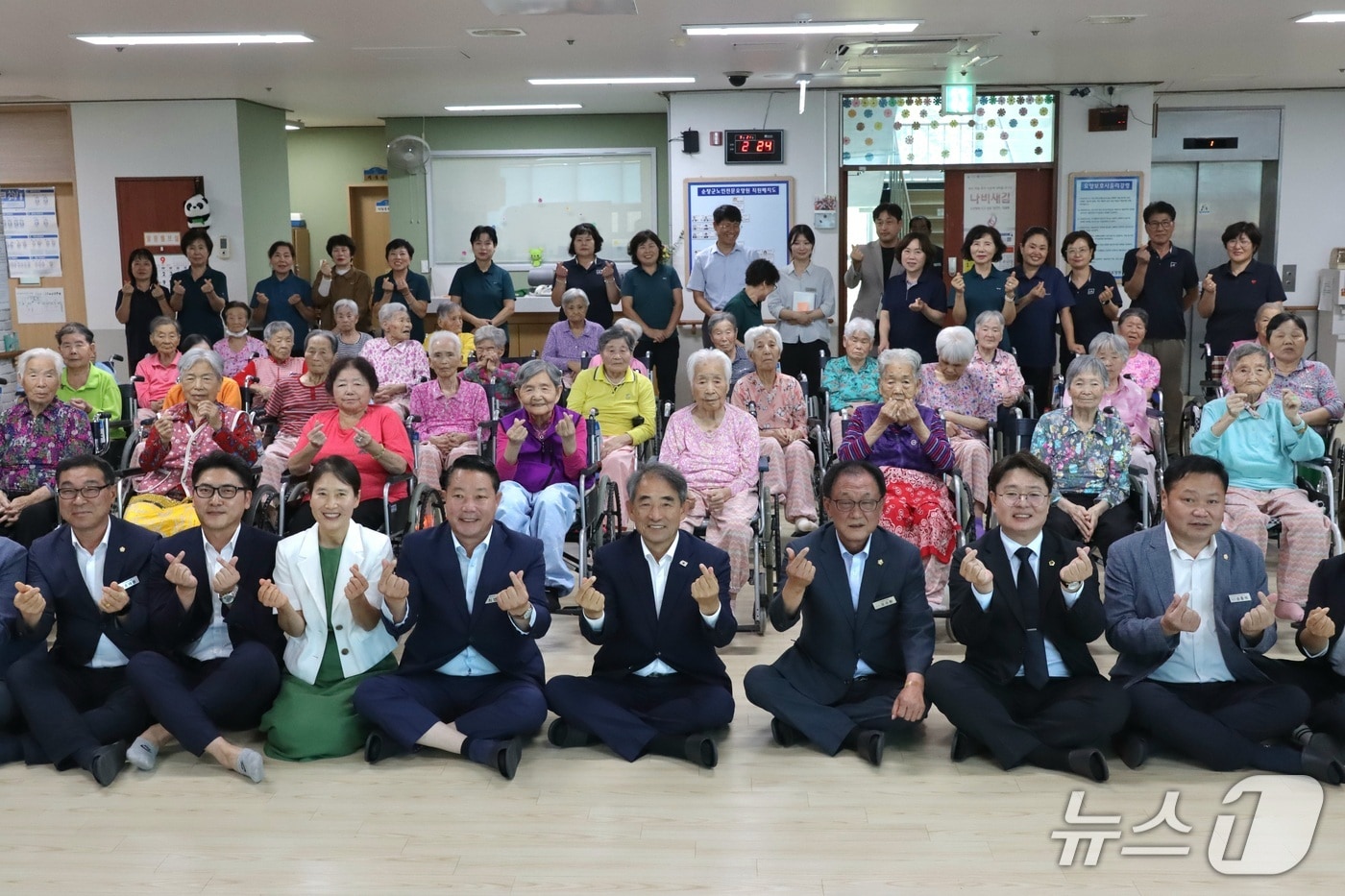 더불어민주당 전북도당이 추석을 맞아 순창군 노인전문요양원을 방문해 입소자들을 위로했다.(전북도당 제공, 재판매 및 DB 금지)2026.9.22/뉴스1