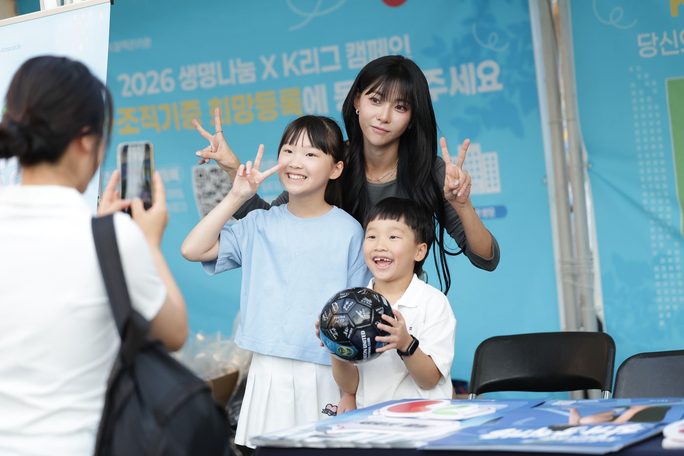 육상선수 김민지가 20일 아동과 기념사진을 찍는 모습. (한국프로축구연맹 제공. 재판매 및 DB 금지)