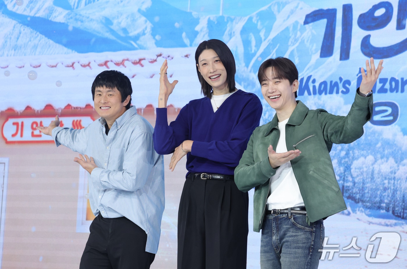 방송인 기안84(왼쪽부터)와 김연경, 이준호가 22일 오전 서울 마포구 호텔나루 서울 엠갤러리에서 열린 넷플릭스 예능 ‘대환장 기안장 시즌2’ 제작발표회에 참석해 포즈를 취하고 있다. ‘대환장 기안장 시즌2’는 기안적 낭만이 가득한 대관령 기안장에서 기안84, 김연경, 이준호, 카즈하가 숙박객과 펼치는 기상천외한 신개념 민박 버라이어티 예능이다. 2026.9.22 ⓒ 뉴스1 권현진 기자