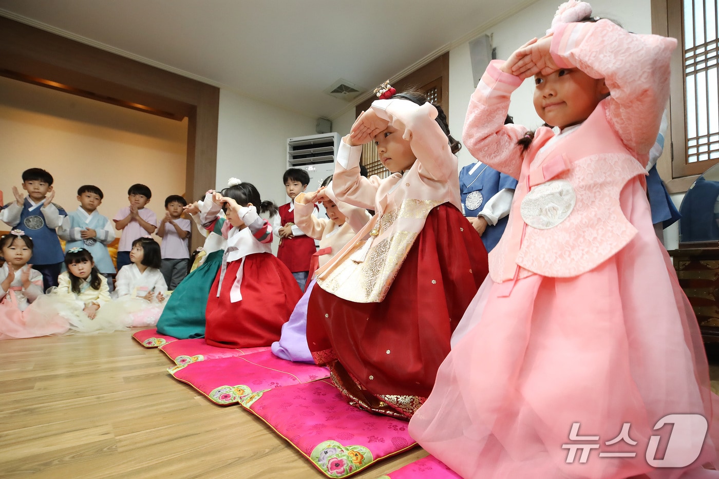 추석을 사흘 앞둔 22일 대구 북구 대원유치원에서 한복을 곱게 차려입은 어린이들이 절하는 법을 배우고 있다. 2026.9.22 ⓒ 뉴스1 공정식 기자