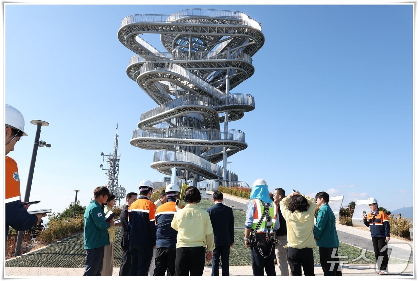 박성현 광양시장이 '찾아가는 소통시장실'을 맞아 오는 10월 시범운영을 앞둔 파노라마 워크 현장을 찾아 준비상황을 점검했다.(광양시 제공)