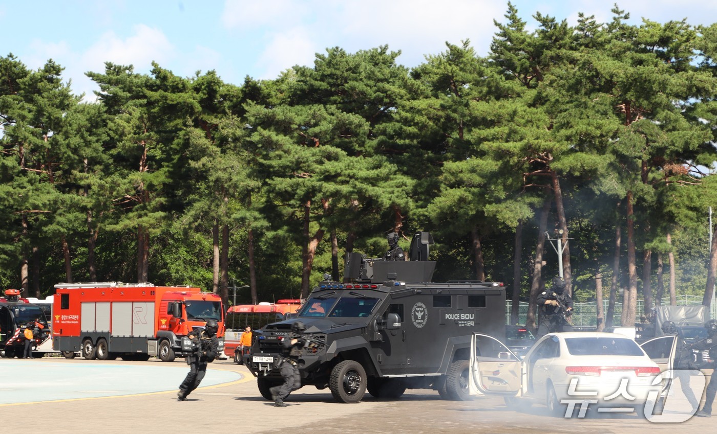 울산경찰청 등 19개 기관이 22일 울산문수축구경기장에서 '2026년 대테러 관계기관 합동훈련'을 가졌다.(울산경찰청 제공. 재판매 및 DB 금지)/뉴스1