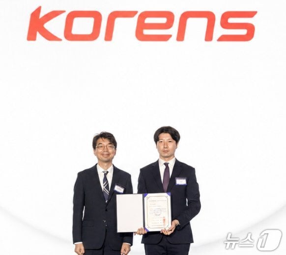 코렌스 관계자(오른쪽)가 '2026년 인적자원개발 우수기관(Best HRD) 인증수여식'에서 인증서를 받고 기념촬영을 하고 있다. (코렌스 제공. 재판매 및 DB금지)