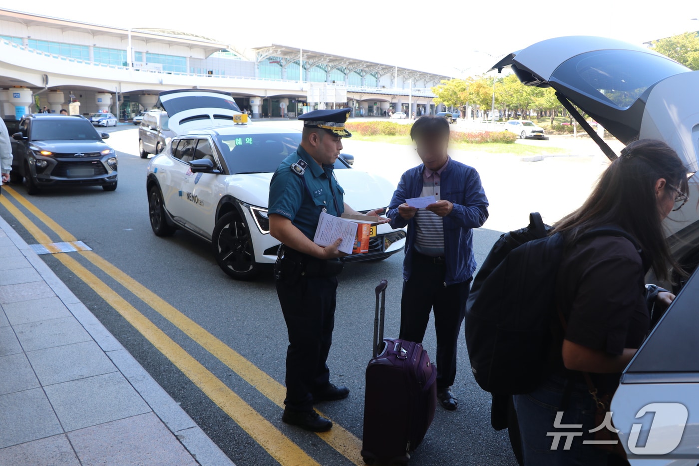 김해공항 인근 도로서 계도활동을 펼치는 모습 (김해공항 제공. 재판매 및 DB 금지)
