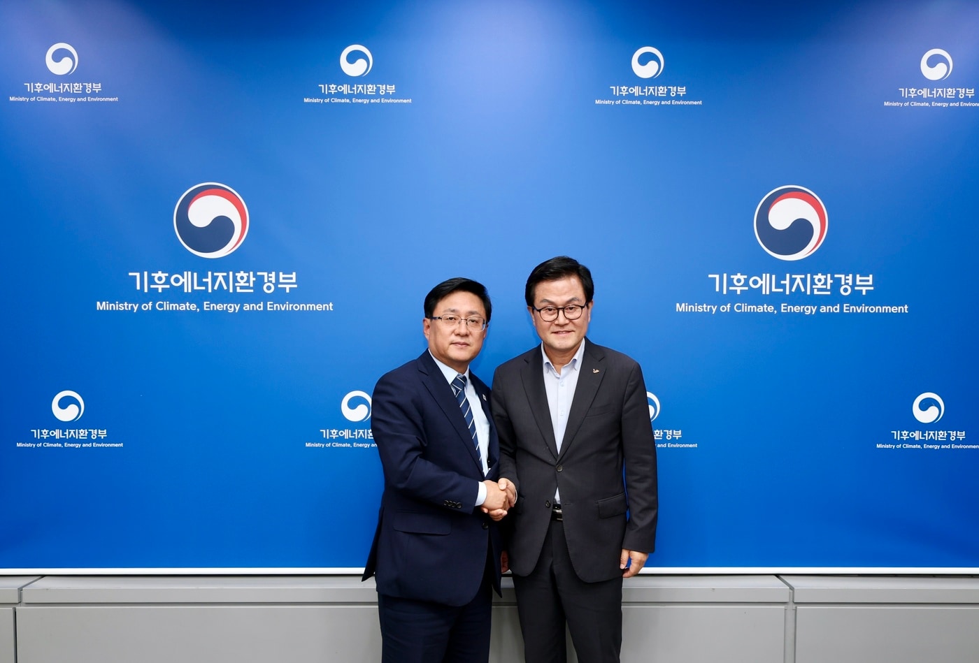 엄승용 보령시장(오른쪽)과 김성환 기후에너지환경부 장관 (시 제공. 재판매 및 DB 금지)/뉴스1