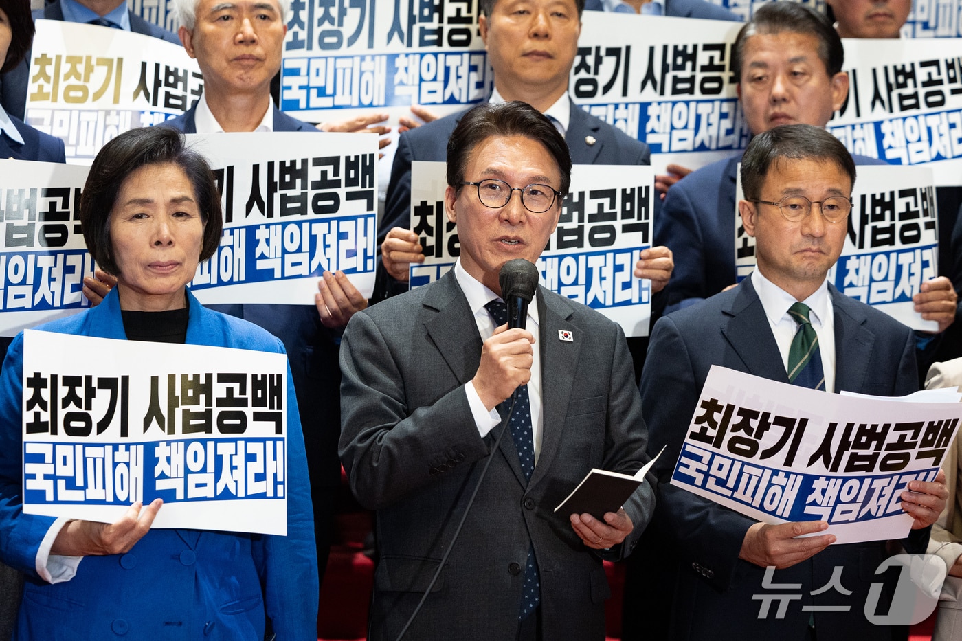 김민석 더불어민주당 대표가 22일 서울 여의도 국회에서 열린 조희대 대법원장, 대법관 재제청 요구 거부 관련 규탄대회에서 규탄발언을 하고 있다. 2026.9.22 ⓒ 뉴스1 유승관 기자