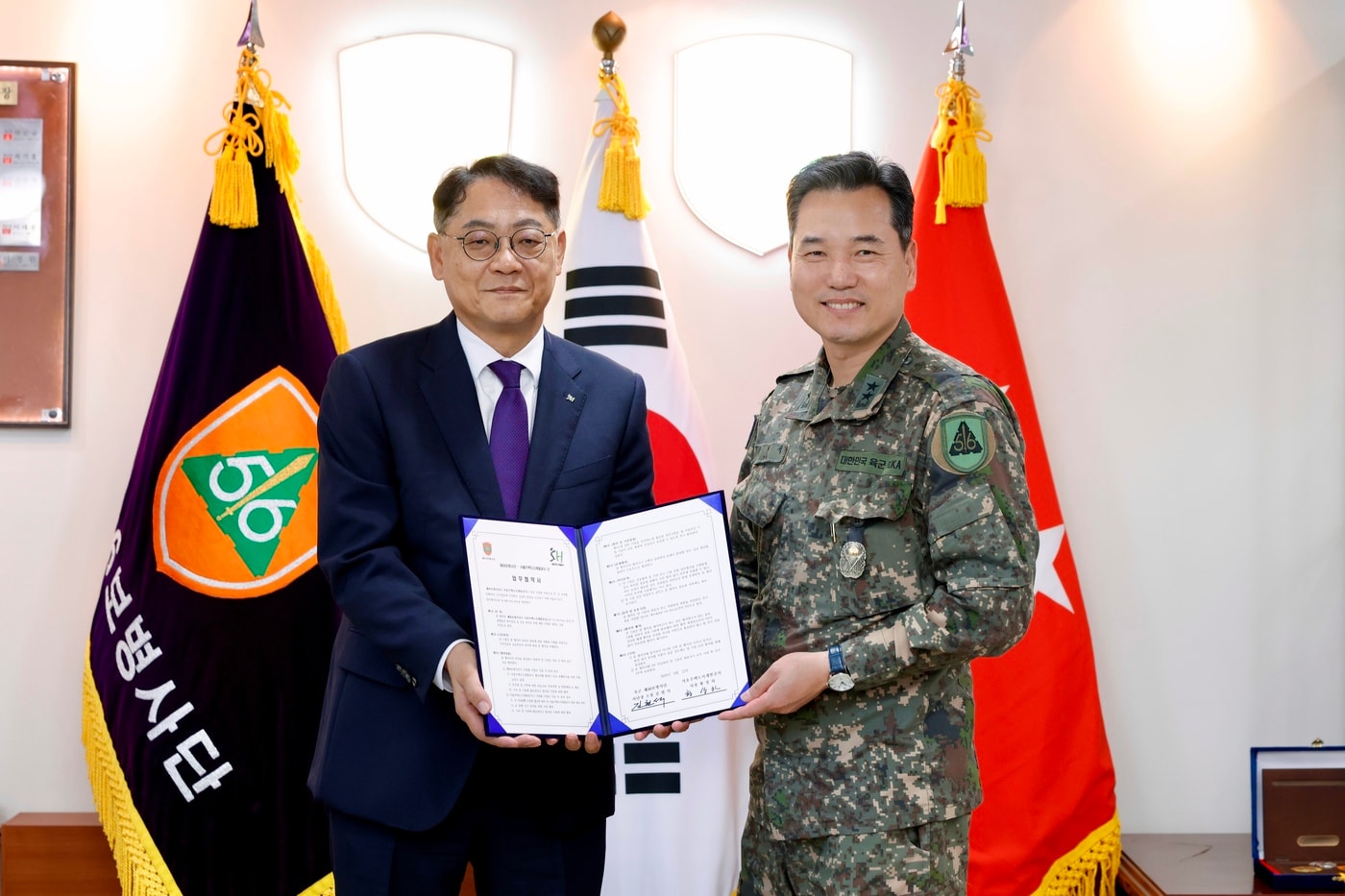 황상하 SH 사장(왼쪽)과 김현석 육군 제56보병사단 사단장이 협약서를 들어보이고 있다.(SH 제공)