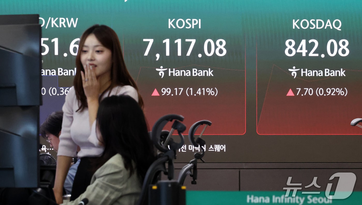 23일 오전 서울 중구 하나은행 본점 딜링룸 전광판에 증시 시황이 표시되어 있다. 2026.9.23 ⓒ 뉴스1 최지환 기자