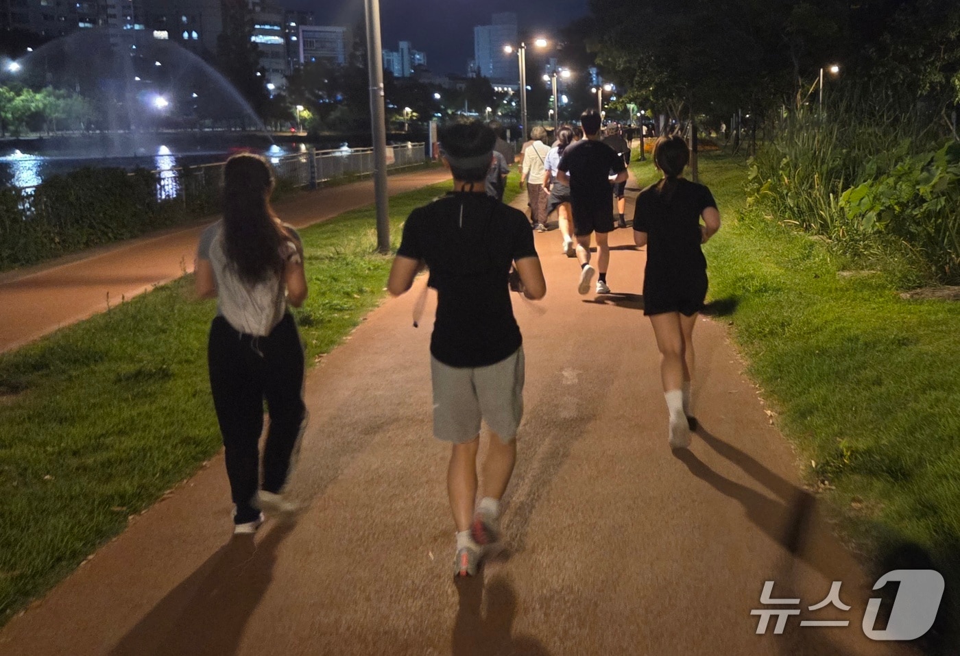 23일 밤 대구 신천 산책로에서 시민들이 선선한 가을바람을 맞으며 달리기와 산책을 즐기고 있다. 2026.9.23 ⓒ 뉴스1 이성덕 기자