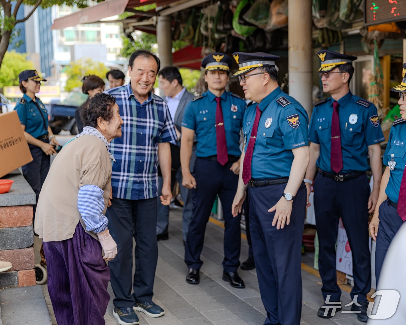 김성희 부산경찰청장은 22일 추석 명절을 앞두고 부산진구 부전시장을 찾아 범죄예방 활동과 교통관리 상황을 점검했다. (부산경찰청 제공. 재판매 및 DB 금지)