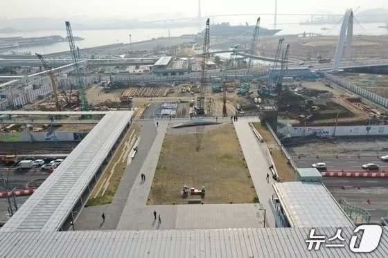 부산역 상부층에서 바라본 북항 재개발지구 C-1블록 환승센터 공사 현장 모습 (BPA 제공. 재판매 및 DB금지)