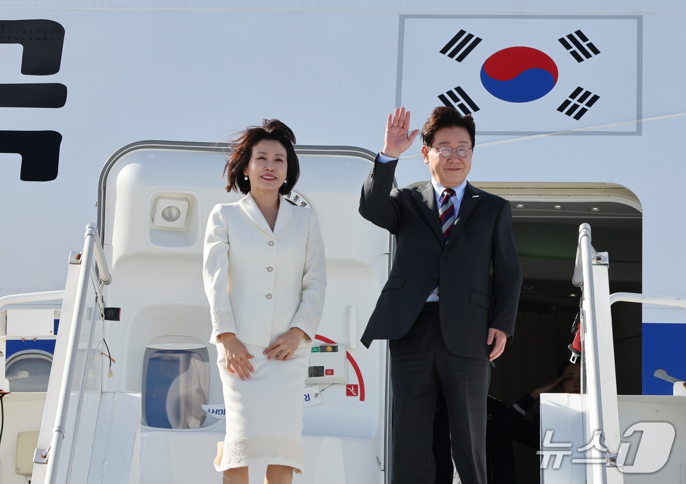 미국 방문 일정을 마친 이재명 대통령과 김혜경 여사가 23일(현지시간) 미국 뉴욕 JFK 공항에서 환송객들에게 인사를 하고 있다. 2026.9.24 ⓒ 뉴스1 허경 기자
