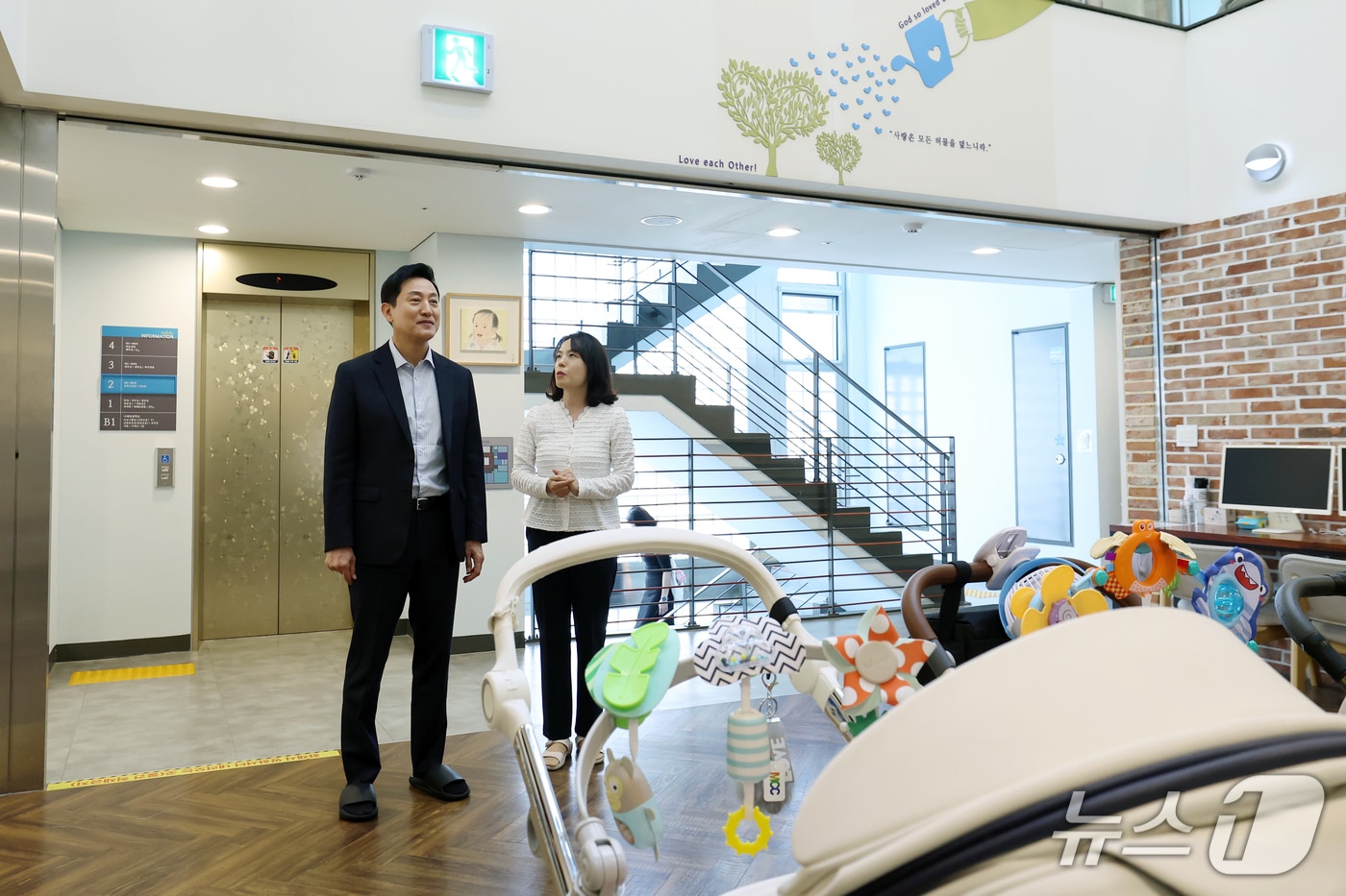 오세훈 시장이 추석 연휴 첫날인 24일 오전 서대문구에 위치한 한부모 가족 복지시설 애란원을 방문해 시설을 둘러보고 있다.(서울시 제공)