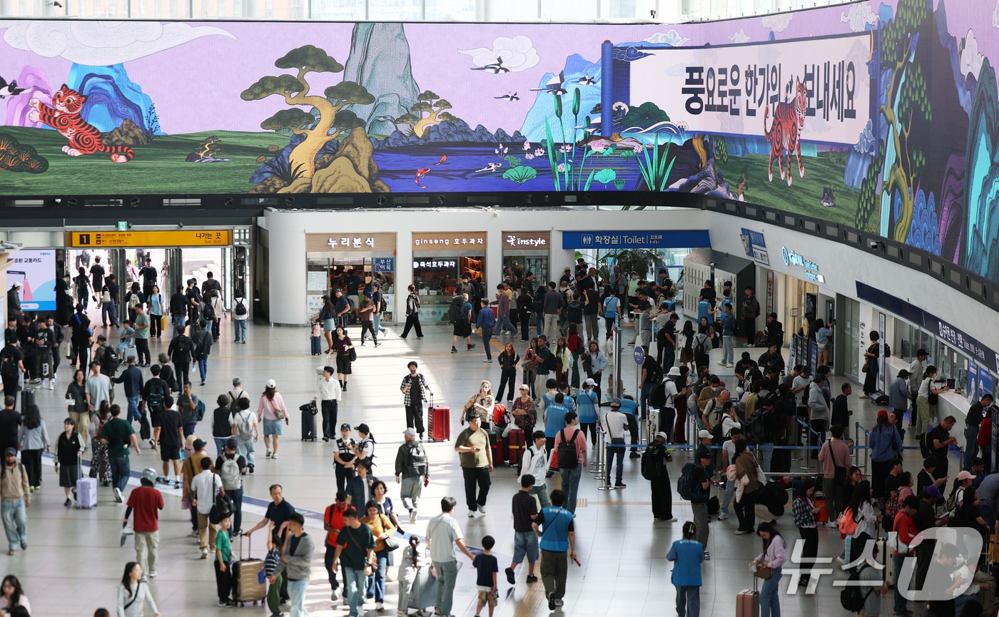 추석 연휴 첫날인 24일 서울역 대합실이 귀성객들로 붐비고 있다 . 2026.9.24 ⓒ 뉴스1 오대일 기자