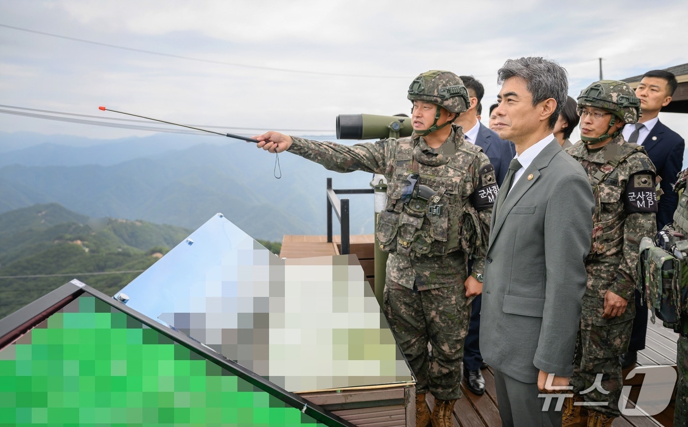강신철 국방부 장관은 24일 추석을 맞아 중동부전선 전방 부대인 육군 제7보병사단을 방문해 군사대비태세를 점검하고 명절에도 임무 중인 장병들을 격려했다. 2026.9.24./ⓒ 뉴스1(국방부 제공)