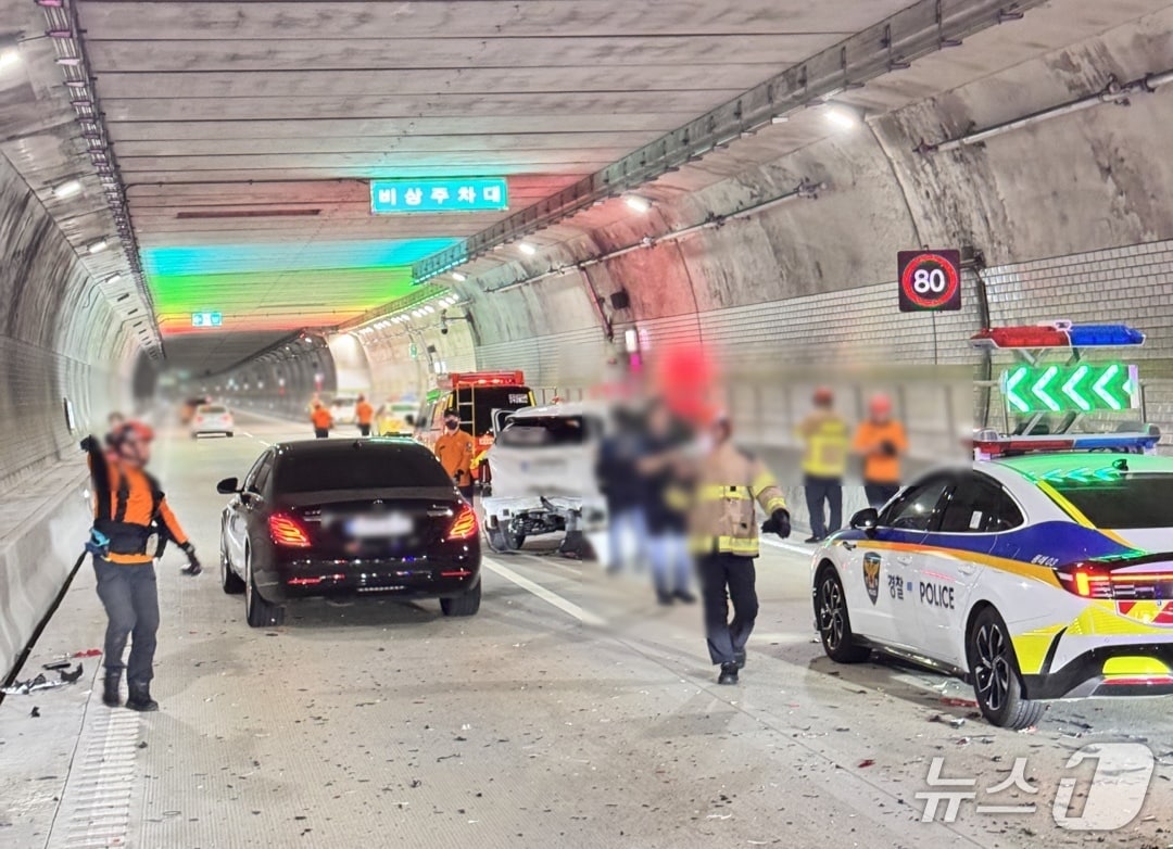 24일 오후 11시 16분쯤 부산 만덕센텀고속화도로(대심도) 만덕방향 8.2㎞ 부근에서 차량 3대가 잇따라 부딪혔다. 사진은 사고 현장 모습(부산 동래경찰서 제공. 재판매 및 DB금지)