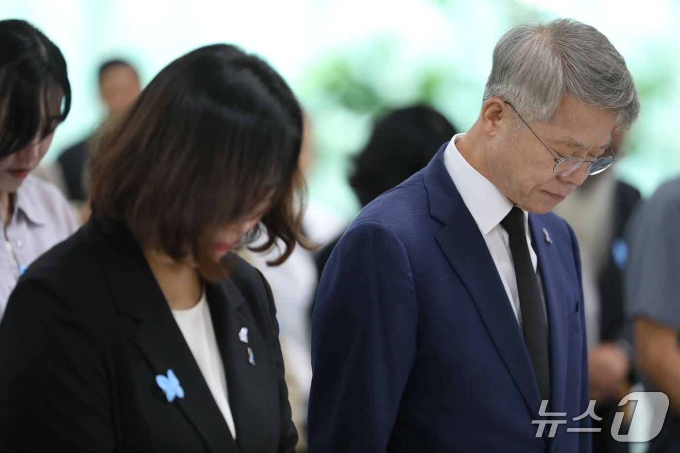 민형배 전남광주통합특별시장이 25일 무안국제공항에서 열린 제주항공 여객기 참사 희생자 합동 차례에서 묵념하고 있다. 2026.9.25 ⓒ 뉴스1 안재영 기자