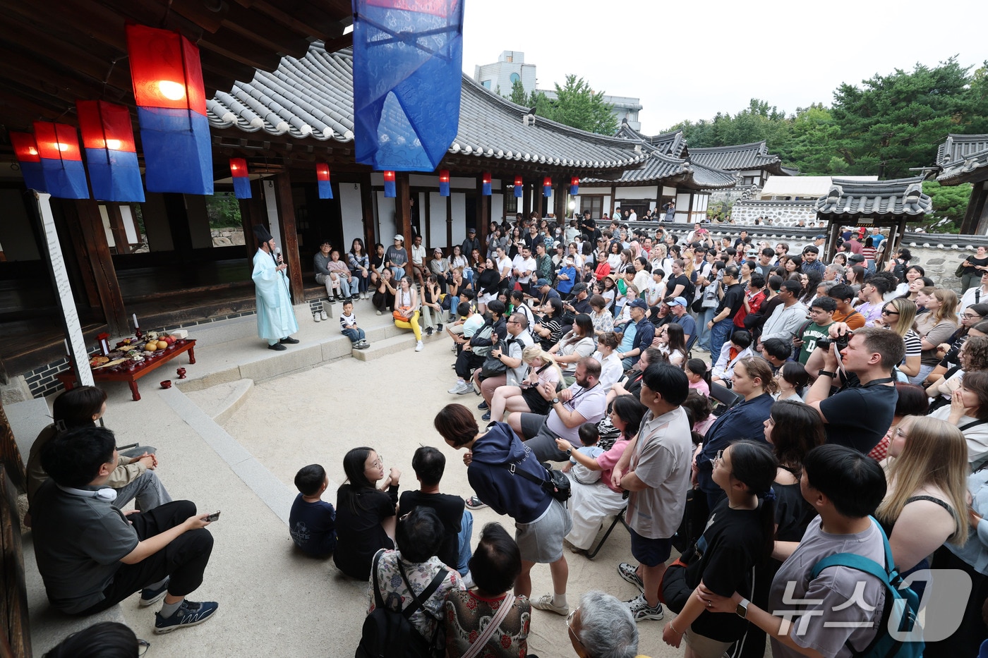 추석인 25일 서울 중구 남산골한옥마을에서 열린 '2026 남산골 추석축제 남산달빛마당'에서 전통 차례상을 소개하고 있다. 마당을 주제로 열리는 남산골한옥마을의 이번 추석 행사는 27일까지 계속된다. 2026.9.25 ⓒ 뉴스1 박세연 기자