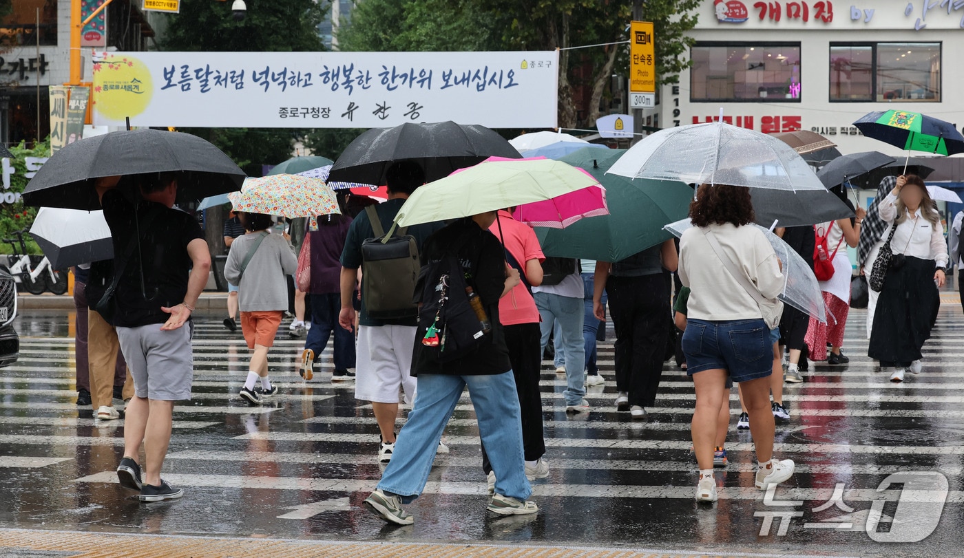 비가 내리고 있는 25일 오후 서울 종로구 인사동 입구 횡단보도에서 우산을 쓴 시민들이 발걸음을 옮기고 있다. 2026.9.25 ⓒ 뉴스1 박세연 기자