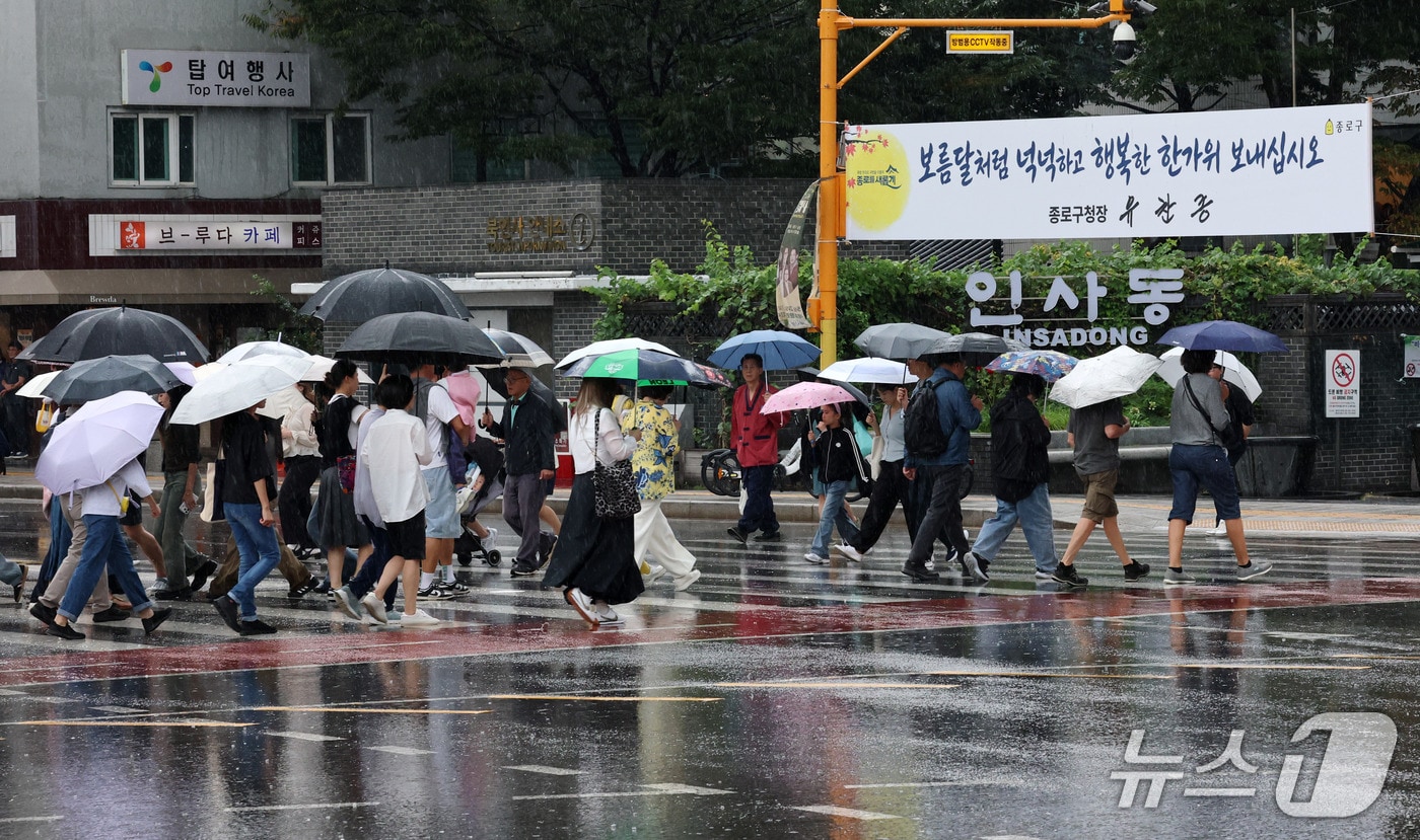비가 내리고 있는 25일 오후 서울 종로구 인사동 입구 횡단보도에서 우산을 쓴 시민들이 발걸음을 옮기고 있다. 2026.9.25 ⓒ 뉴스1 박세연 기자