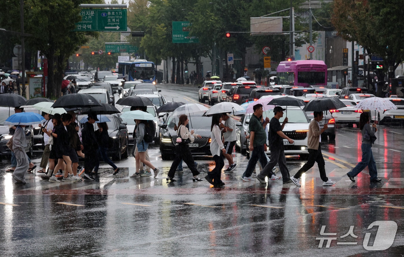 25일 오후 서울 종로구 인사동 입구 횡단보도에서 우산을 쓴 시민들이 발걸음을 옮기고 있다. 2026.9.25 ⓒ 뉴스1 박세연 기자