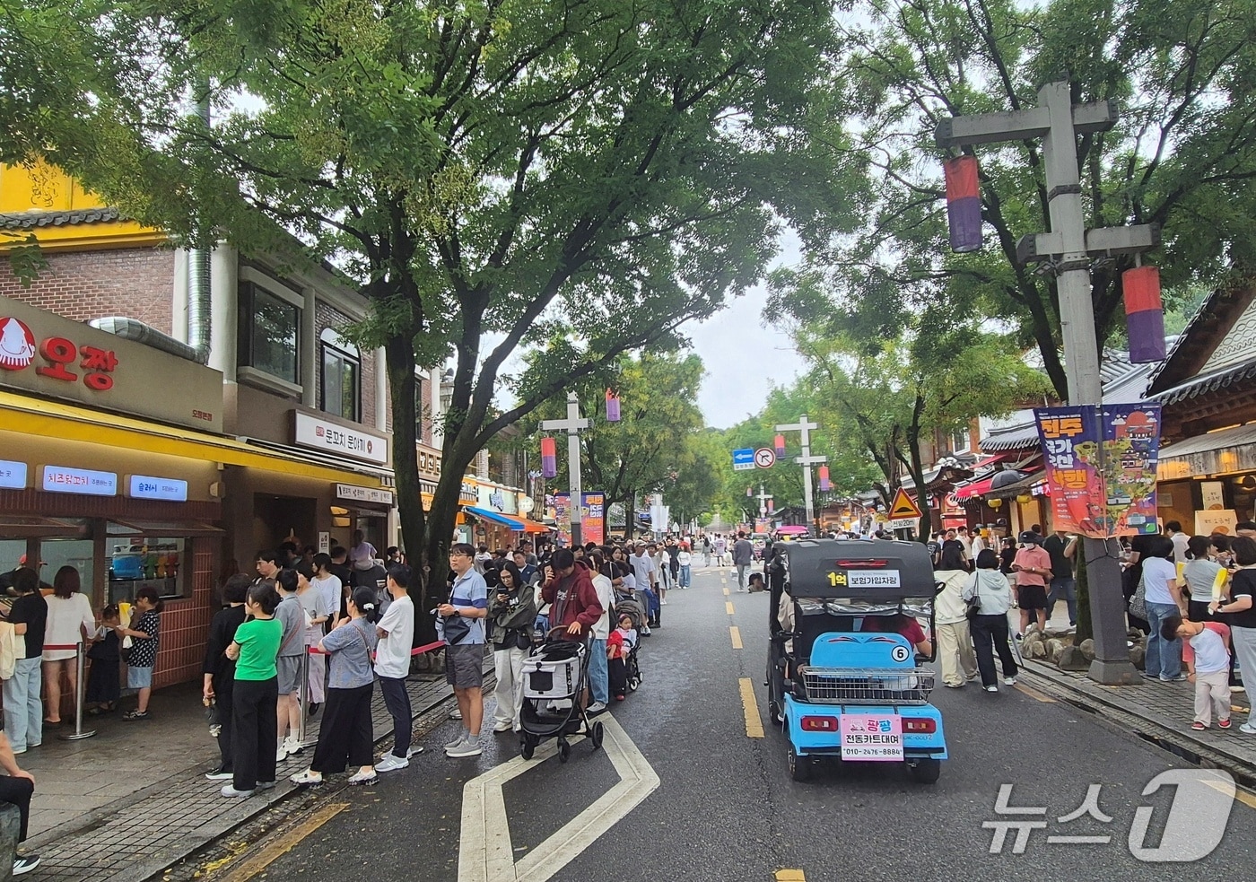 26일 오후 전북 전주한옥마을을 찾은 관광객들이 명절 연휴를 즐기고 있다. 2026.9.26/뉴스1