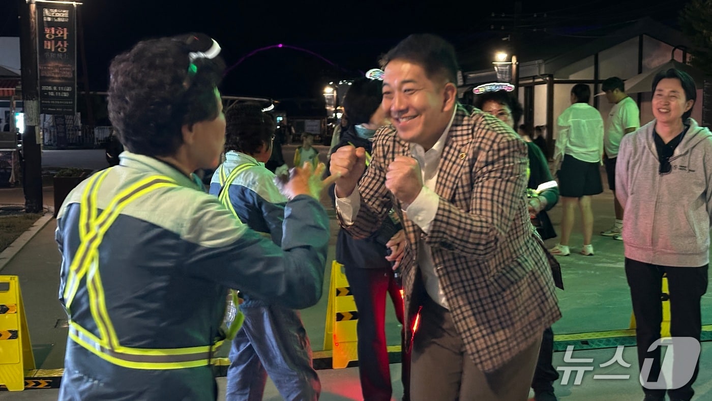 엄기성 강원도의원,추석 연휴 철원 미디어아트 현장서 봉사자 격려.(엄 의원 제공. 재판매 및 DB 금지)
