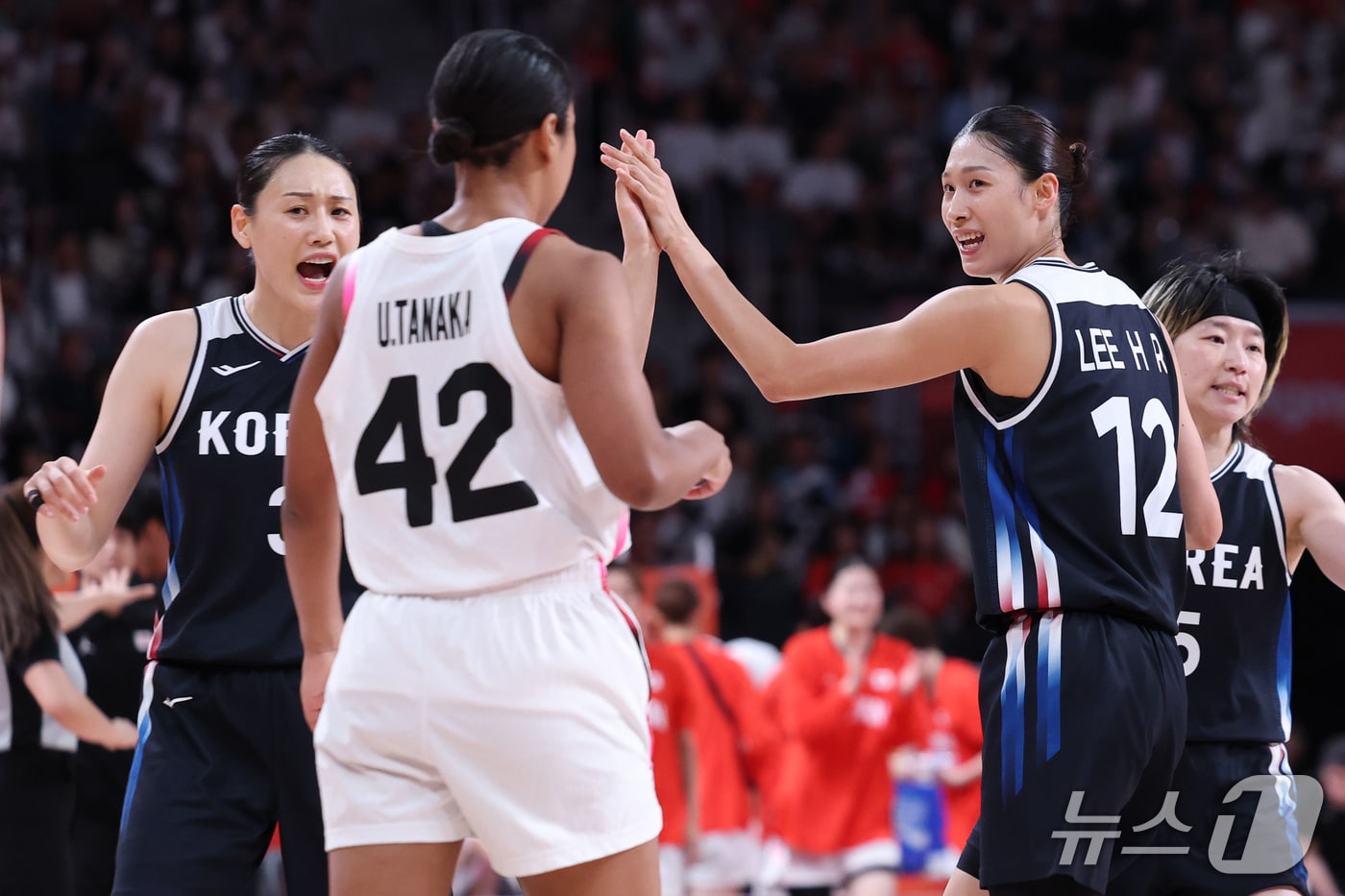 26일 일본 나고야 아이치 인터내셔널 아레나에서 열린 2026 아이치·나고야 아시안게임 여자농구 결승전 대한민국과 일본의 경기, 한국 이해란이 3점슛을 넣은 뒤 주장 강이슬과 하이파이브를 하고 있다. 2026.9.26 ⓒ 뉴스1 안은나 기자
